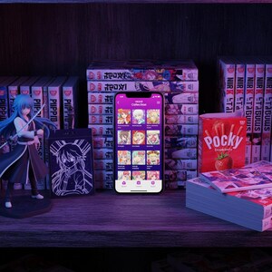 Könnte beinhalten: Ein Regal zeigt Mangas, ein Smartphone mit einer farbenfrohen App-Oberfläche, eine Figur und eine Schachtel Pocky-Erdbeersnacks. Der Telefonbildschirm zeigt Anime-Charakter-Icons. Die Szene ist in violett beleuchtet.