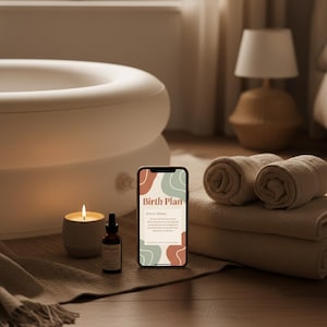 Pode incluir: Uma cena serena com uma banheira de parto insuflável branca, uma vela acesa e um smartphone exibindo um "Birth Plan". Toalhas bege enroladas e uma garrafa de óleo essencial também estão presentes, criando uma atmosfera calma. O ambiente é bem iluminado.
