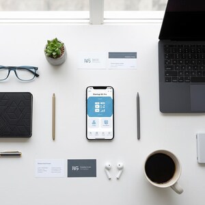 Peut inclure: Vue de dessus d'un espace de travail avec un ordinateur portable, un smartphone affichant "Startup Kit Pro", des cartes de visite, une tasse de café, des lunettes, une plante succulente, des stylos, un bloc-notes et des écouteurs sans fil.