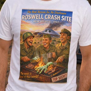 Camiseta divertida sobre el accidente OVNI de Roswell / Ilustración retro de soldados OVNI en una barbacoa