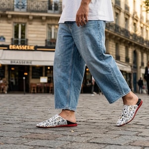 Puede incluir: Un juego de tres tazas de cerámica con un acabado moteado y mate. Las tazas son de color crema, gris claro y gris oscuro. Cada taza tiene un diseño simple y minimalista, ideal para café o té.