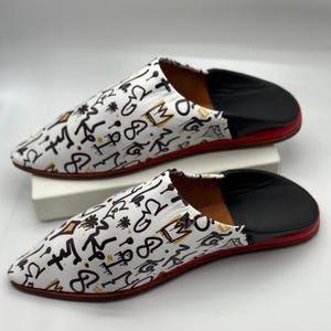 Babouche Air, pantuflas marroquíes de cuero con estampado de grafiti - Mules hechas a mano inspiradas en la moda urbana - Mocasines urbanos blancos y negros con letras
