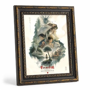 K&ouml;nnte beinhalten: Ein gerahmter Kunstdruck mit einer Illustration im Aquarellstil von Charakteren aus Prinzessin Mononoke, darunter ein Wolf, ein Waldgeist und eine zentrale Figur. Der Druck enth&auml;lt japanischen Text und den Titel MONONOKE in einem dunklen Rahmen.