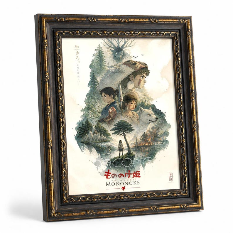 K&ouml;nnte beinhalten: Ein gerahmter Kunstdruck mit einer Illustration im Aquarellstil von Charakteren aus Prinzessin Mononoke, darunter ein Wolf, ein Waldgeist und eine zentrale Figur. Der Druck enth&auml;lt japanischen Text und den Titel MONONOKE in einem dunklen Rahmen.
