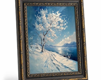 Lienzo enmarcado con diseño impresionista de un árbol nevado junto a un lago, lámina artística con textura de una escena invernal de montaña, decoración serena para la sala de estar.