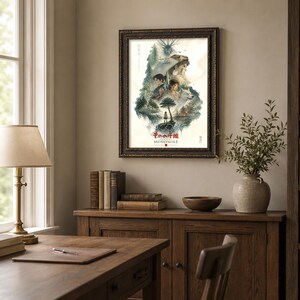 K&ouml;nnte beinhalten: Ein gerahmter vertikaler Kunstdruck mit einer detaillierten Illustration von Charakteren und Waldlandschaften aus dem Film Prinzessin Mononoke. Das Kunstwerk enth&auml;lt japanischen Text und den Titel Mononoke in Rot, in einem dunklen Holzrahmen.