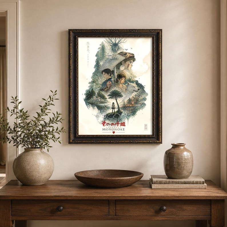 K&ouml;nnte beinhalten: Ein gerahmter vertikaler Kunstdruck mit einer Illustration im Aquarellstil von Charakteren aus Prinzessin Mononoke, darunter ein Wolf, ein Waldgeist und eine zentrale Figur, mit dem Text "もののけ姫" und "MONONOKE" am unteren Rand.