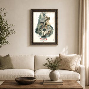 K&ouml;nnte beinhalten: Ein gerahmtes vertikales Poster mit einer detaillierten Illustration von Charakteren und einer Waldlandschaft aus Prinzessin Mononoke. Das Kunstwerk enth&auml;lt japanischen Text und den Titel Mononoke in Rot, in einem dunklen, verzierten Holzrahmen.