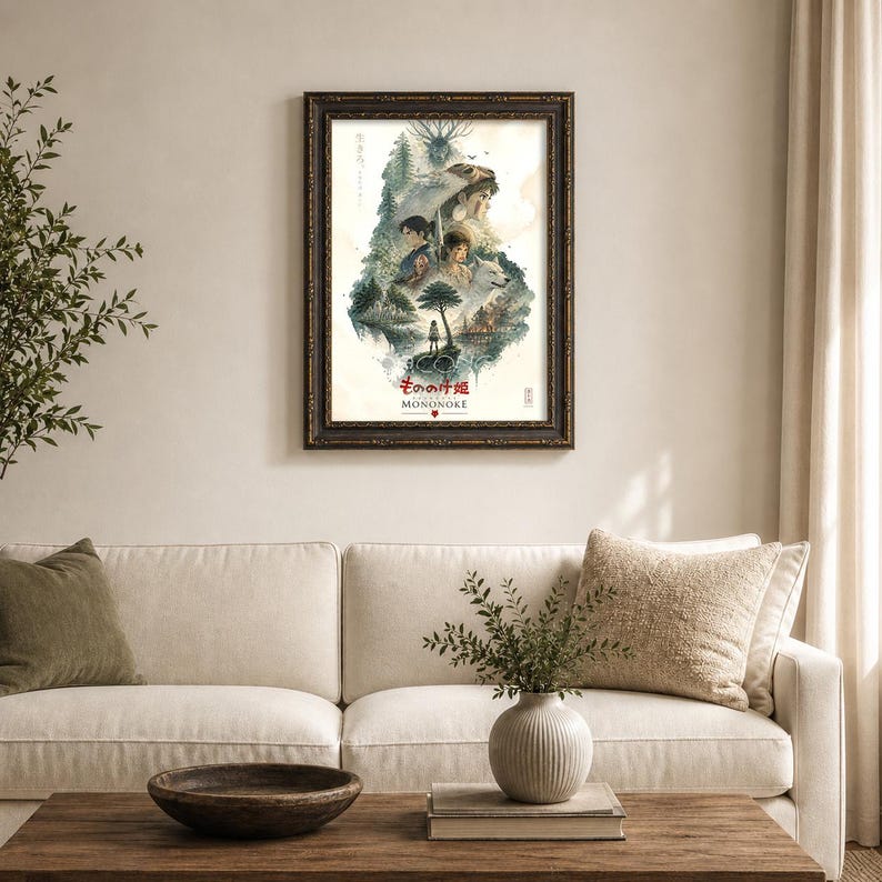 K&ouml;nnte beinhalten: Ein gerahmtes vertikales Poster mit einer detaillierten Illustration von Charakteren und einer Waldlandschaft aus Prinzessin Mononoke. Das Kunstwerk enth&auml;lt japanischen Text und den Titel Mononoke in Rot, in einem dunklen, verzierten Holzrahmen.