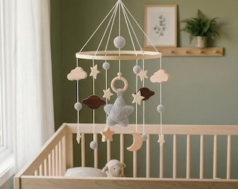 Giostrina per culla a tema spaziale neutro, in legno con stella all'uncinetto, decorazione per cameretta a tema galassia, luna e nuvole in stile boho, regalo per baby shower.