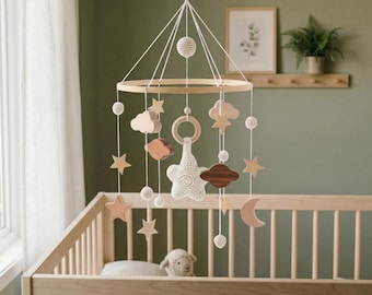 Boho babymobiel met houten wiegarmoptie, neutraal kinderkamerdecor, gehaakte ster en houten wolkenmaan, genderneutraal wiegmobiel jongensmeisje