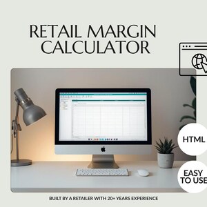 Peut inclure: Un écran d'ordinateur affichant une feuille de calcul, avec le texte "RETAIL MARGIN CALCULATOR" en haut. Le texte "HTML" et "EASY TO USE" est également présent. Une lampe de bureau et une petite plante en pot sont visibles.