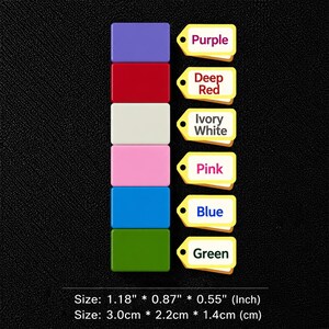 Puede incluir: Una colecci&oacute;n de etiquetas rectangulares de colores: morado, rojo intenso, blanco marfil, rosa, azul y verde. Cada etiqueta tiene una etiqueta con su color. Dimensiones: 3,0 cm x 2,2 cm x 1,4 cm.