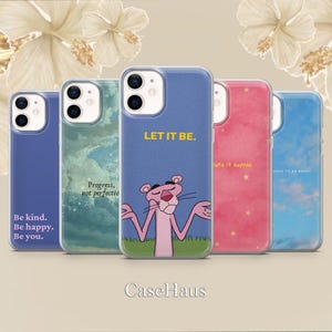 Pode incluir: Uma coleção de capas de telemóvel com vários designs. Uma capa apresenta a Pantera Cor-de-Rosa com o texto "LET IT BE". Outras capas têm citações e designs inspiradores em azul, rosa e verde. A marca "CaseHaus" está na parte inferior.