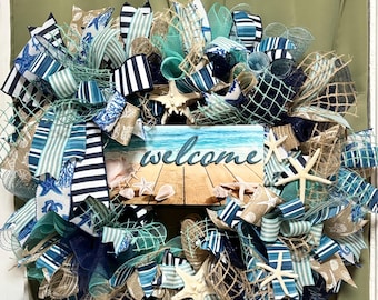Handgefertigter Strandkranz mit Willkommensschild und Seesterndekoration