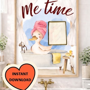 Könnte beinhalten: Gerahmter Aquarelldruck mit einer Ente in einer Badewanne mit rosa Handtuch und dem Schriftzug "Me time". Die Badezimmerszene zeigt einen Spiegel und einen kleinen Holzschemel, der eine entspannte Atmosphäre erzeugt.