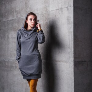 Kleid für Damen, Kapuzenkleid grau, Sweatkleid mit Kapuze, Hoodie Kleid langarm, Jersey Kleid mit Taschen, Pullover Kleid HONEY by Pippuri