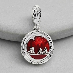 Pendentif Stranger Things en argent 925 – breloque vélo devant le portail, bijou fan de série mystérieuse – cadeau original