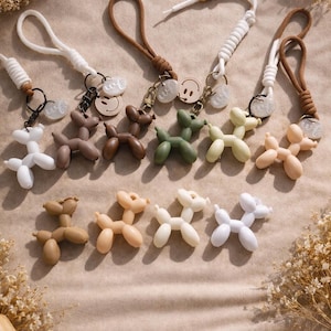 Puede incluir: Un juego de tres tazas de cerámica con un acabado moteado y mate. Las tazas son en tonos crema, gris claro y gris oscuro. Cada taza tiene un diseño simple y minimalista, ideal para café o té.