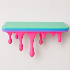 Könnte beinhalten: Eine Wandablage mit einzigartigem Design. Die Oberseite ist hellgrün, darunter ein Regenbogenband. Der untere Teil ist leuchtend pink, mit einem tropfenden Effekt. Ein modernes, künstlerisches Stück für die Wand.
