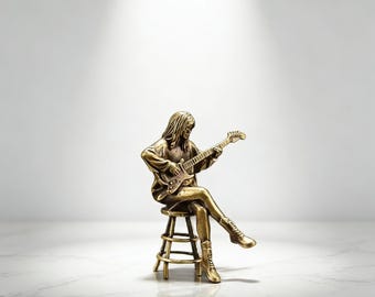 Figura de latón de chica con guitarra, estatua musical vintage, escultura femenina de guitarra hecha a mano para decoración de escritorio, adorno retro de músico, regalo artístico para el hogar.