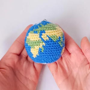 Patrón en PDF: Llavero de la Tierra a crochet / Colgante de bolso con forma de globo terráqueo amigurumi hecho a mano