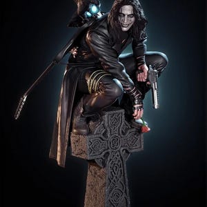 Può includere: Statua dettagliata di una figura in abito di pelle nera, inginocchiata su una croce di pietra. Un corvo con occhi blu luminosi è appollaiato sulla spalla della figura. La figura tiene una pistola e una rosa, con tema cimiteriale.