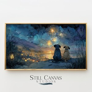 Puede incluir: Una impresión artística enmarcada que presenta a dos perros observando fuegos artificiales. La obra de arte tiene un estilo de acuarela con un cielo nocturno azul oscuro y naranja. La impresión está en un marco dorado y tiene el texto "Still Canvas Studios".