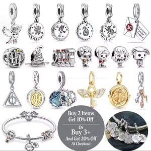 Può includere: Una collezione di ciondoli a forma di charm argentati con vari disegni, tra cui un gufo, un treno e personaggi. Alcuni charm hanno accenti colorati. Viene mostrato anche un braccialetto con charm. Il testo dice "Buy 2 Items Get 10% Off Or Buy 3+ And Get 20% Off At Checkout."