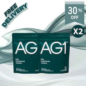 Pode incluir: Duas embalagens turquesa de AG1 Daily Foundational Nutrition. Cada embalagem tem o texto "AG AG1" em branco, com "Daily Foundational Nutrition" abaixo. A imagem tamb&eacute;m inclui o texto "30% OFF" e "FREE DELIVERY".