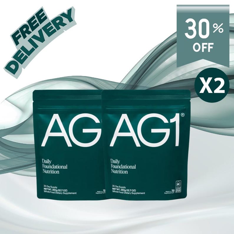 Pode incluir: Duas embalagens turquesa de AG1 Daily Foundational Nutrition. Cada embalagem tem o texto "AG AG1" em branco, com "Daily Foundational Nutrition" abaixo. A imagem tamb&eacute;m inclui o texto "30% OFF" e "FREE DELIVERY".