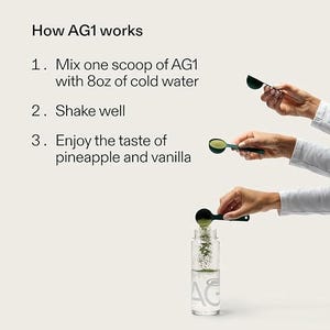Pode incluir: Imagem mostrando como preparar AG1. O texto diz: "Como o AG1 funciona. 1. Misture uma colher de AG1 com 237 ml de &aacute;gua fria. 2. Agite bem. 3. Aprecie o sabor de abacaxi e baunilha."