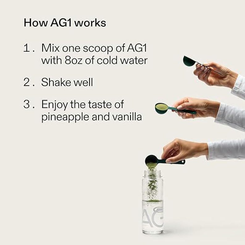 Pode incluir: Imagem mostrando como preparar AG1. O texto diz: "Como o AG1 funciona. 1. Misture uma colher de AG1 com 237 ml de &aacute;gua fria. 2. Agite bem. 3. Aprecie o sabor de abacaxi e baunilha."