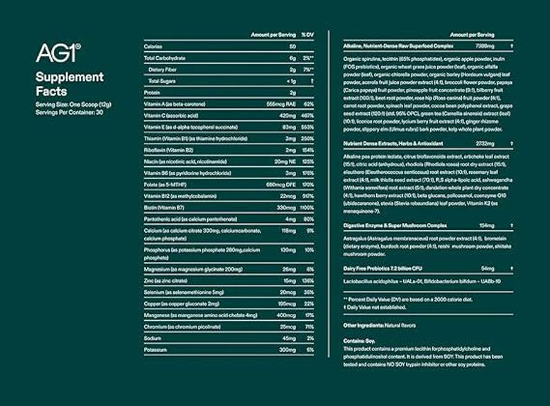 Pode incluir: R&oacute;tulo de informa&ccedil;&otilde;es nutricionais para o suplemento AG1. O r&oacute;tulo detalha o tamanho da por&ccedil;&atilde;o, que &eacute; uma colher (12g), e lista as quantidades de vitaminas, minerais e outros ingredientes. O recipiente cont&eacute;m 30 por&ccedil;&otilde;es.