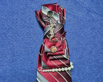 Corbata reciclada roja, gris y negra con detalles de joyas y monograma: un accesorio llamativo.