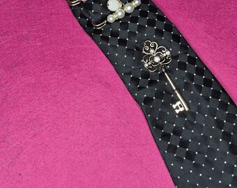 Collar Black Tie reciclado con monograma y detalles de joyas – Accesorio llamativo