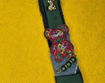 Collar de corbata vaquera hecho a mano con monograma y detalles de joyas: un accesorio llamativo, una pieza de arte para lucir.