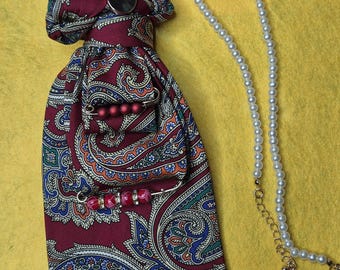 アップサイクルされたマルチカラーのネクタイネックレス、宝石のアクセント付きモノグラム入り – 存在感のあるアクセサリー