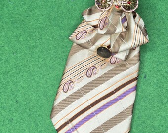 Collar con corbata multicolor reciclada y monograma con detalles de joyas: un accesorio llamativo y una pieza de arte para lucir.