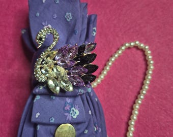 Upcycled Purple Floral Halskette mit Juwel Akzenten Monogramm - Statement Accessoire