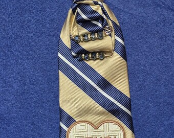 Odnowiony brąz i błękit z akcentami klejnotówMonogram – wyrazisty dodatek