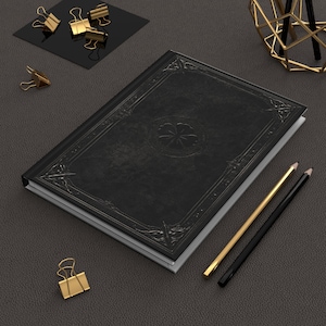 Cuaderno con relieve del grimorio del trébol negro: Cuaderno de tapa dura de estilo vintage imagen 1
