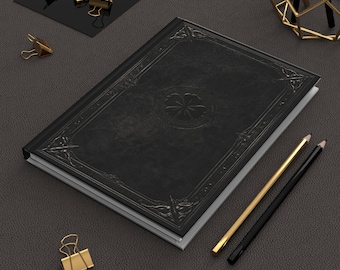 Cuaderno con relieve del grimorio del trébol negro: Cuaderno de tapa dura de estilo vintage
