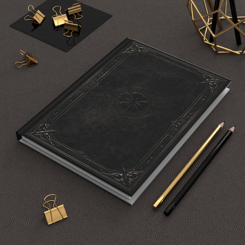 Cuaderno con relieve del grimorio del trébol negro: Cuaderno de tapa dura de estilo vintage imagen 1