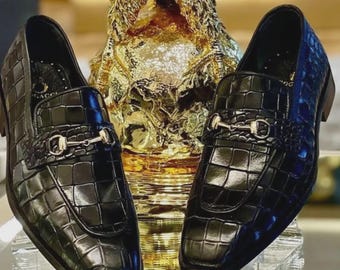 Mocassins faits main en cuir de crocodile noir : chaussures de ville sans lacets pour hommes