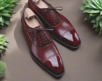 Handgefertigte Oxford-Schuhe aus burgunderfarbenem Leder: Goodyear-rahmengenäht, Kappe
