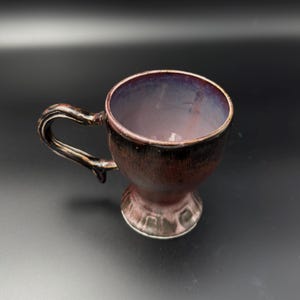 Taza de cerámica gótica hecha a mano con pie.