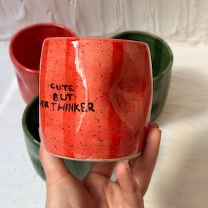 Handgemaakte, gespikkelde keramische mok, grappige koffiebeker met de tekst "Cut But Overthinker".