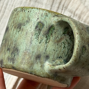 Mug en céramique wabi sabi fait main, tasse à café à glaçure craquelée vert émeraude, poterie rustique en grès cérame, tasse à thé artisanale unique, cadeau