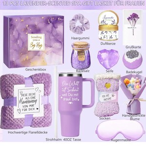 Puede incluir: Un set de regalo de 13 piezas con tem&aacute;tica de lavanda que incluye caja morada, coletero, vela, tarjeta, sales de ba&ntilde;o, jab&oacute;n en forma de coraz&oacute;n, bomba de ba&ntilde;o, manta, vaso de 40oz con pajita, calcetines, flor tejida y antifaz.